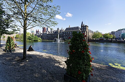 Het Binnenhof in Den Haag, gezien over de Hofvijver